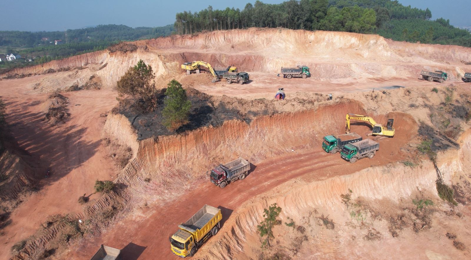 Hình ảnh được ghi nhận tại mỏ đất xã Liên Chung, huyện Tân Yên vào ngày 28/11/2023.