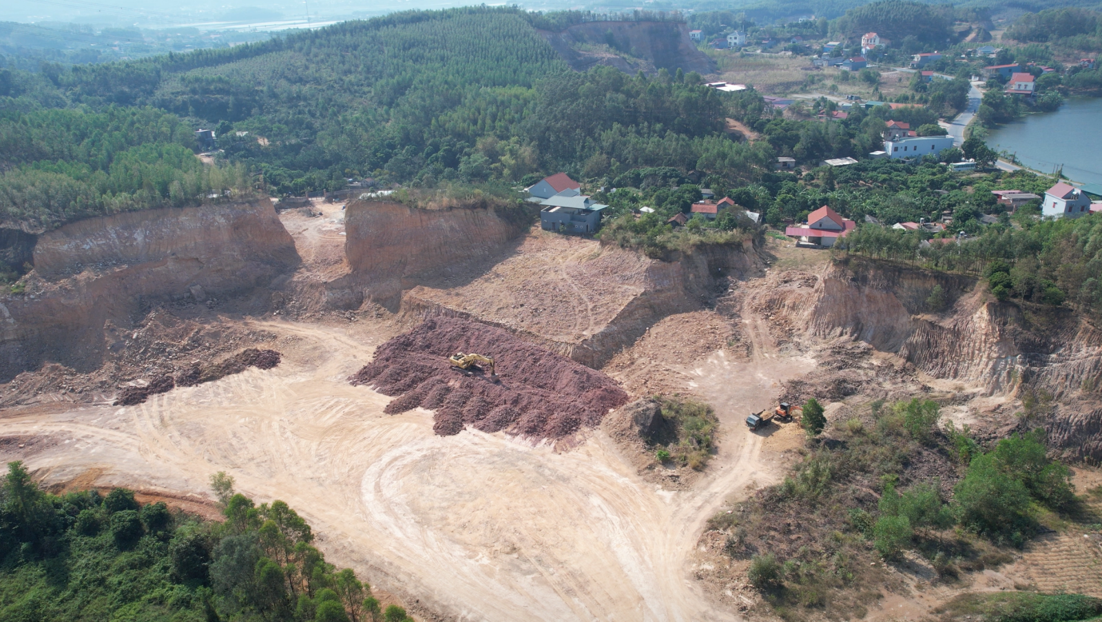 Mỏ đất của Công ty Cổ phần Xây dựng và thương mại MD Việt Nam tại xã Cẩm Lý, huyện Lục Nam.