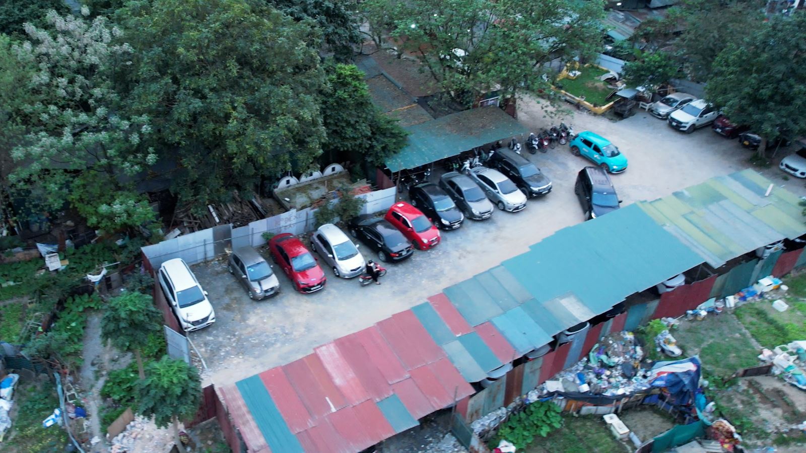 Những bãi xe tiềm ẩn nguy cơ cháy nổ nằm trong ngõ 14 Mễ Trì Hạ, phường Mễ Trì.