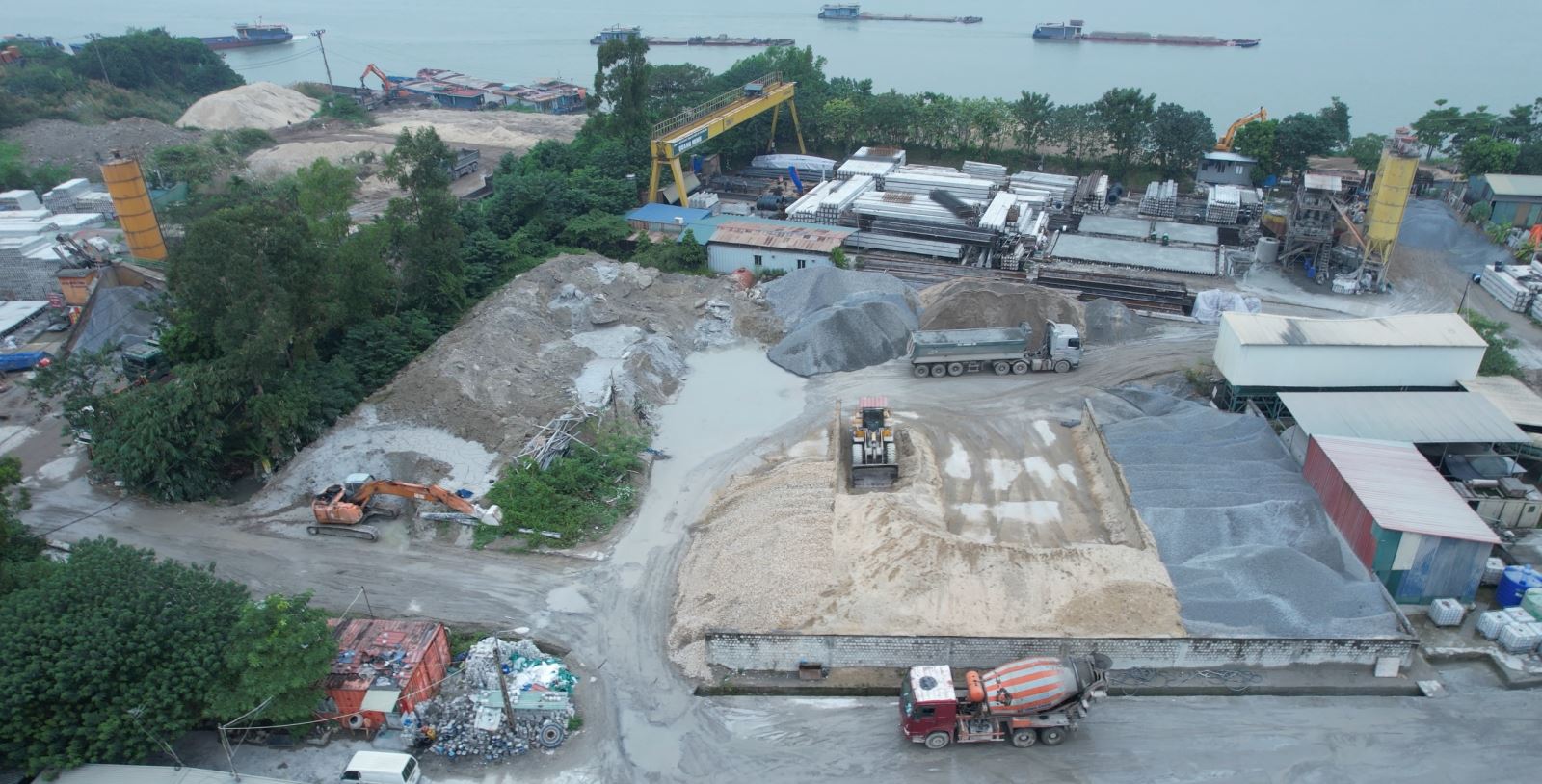 Bê tông đúc sẵn được bày khắp nơi trên bãi sông Hồng, làm ảnh hưởng tới hành lang thoát lũ.