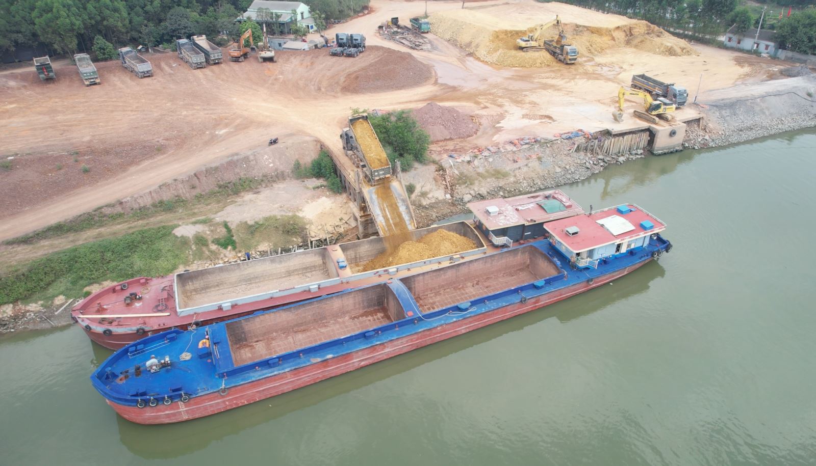 Đất từ huyện Hữu Lũng, tỉnh Lạng Sơn được chở về Cảng Hưng Giang tại tỉnh Bắc Giang sau đó đưa xuống tàu.