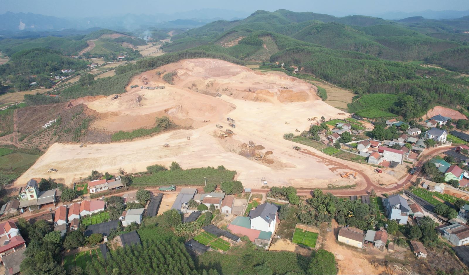 Hàng vạn khối đất đã được khai thác tận thu tại dự án tái dịnh cư huyện Hữu Lũng.