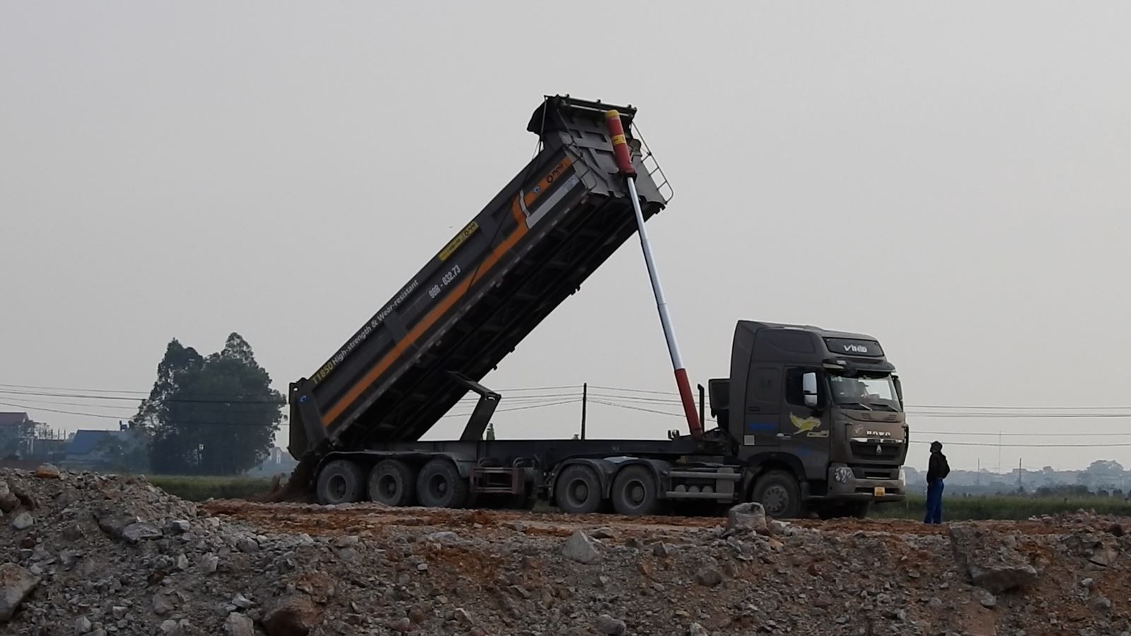 Đất tại điểm khai thác của Công ty Trung Bắc được đổ vào dự án Cụm công nghiệp Jutech, huyện Hiệp Hòa, tỉnh Bắc Giang.