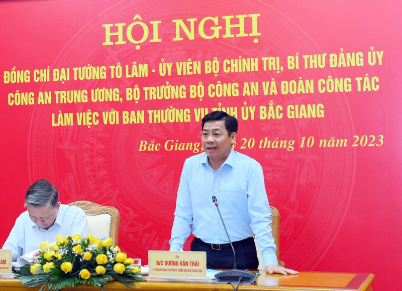 Ủy viên BCH Trung ương Đảng, Bí thư Tỉnh ủy Bắc Giang - Dương Văn Thái phát biểu tại hội nghị.