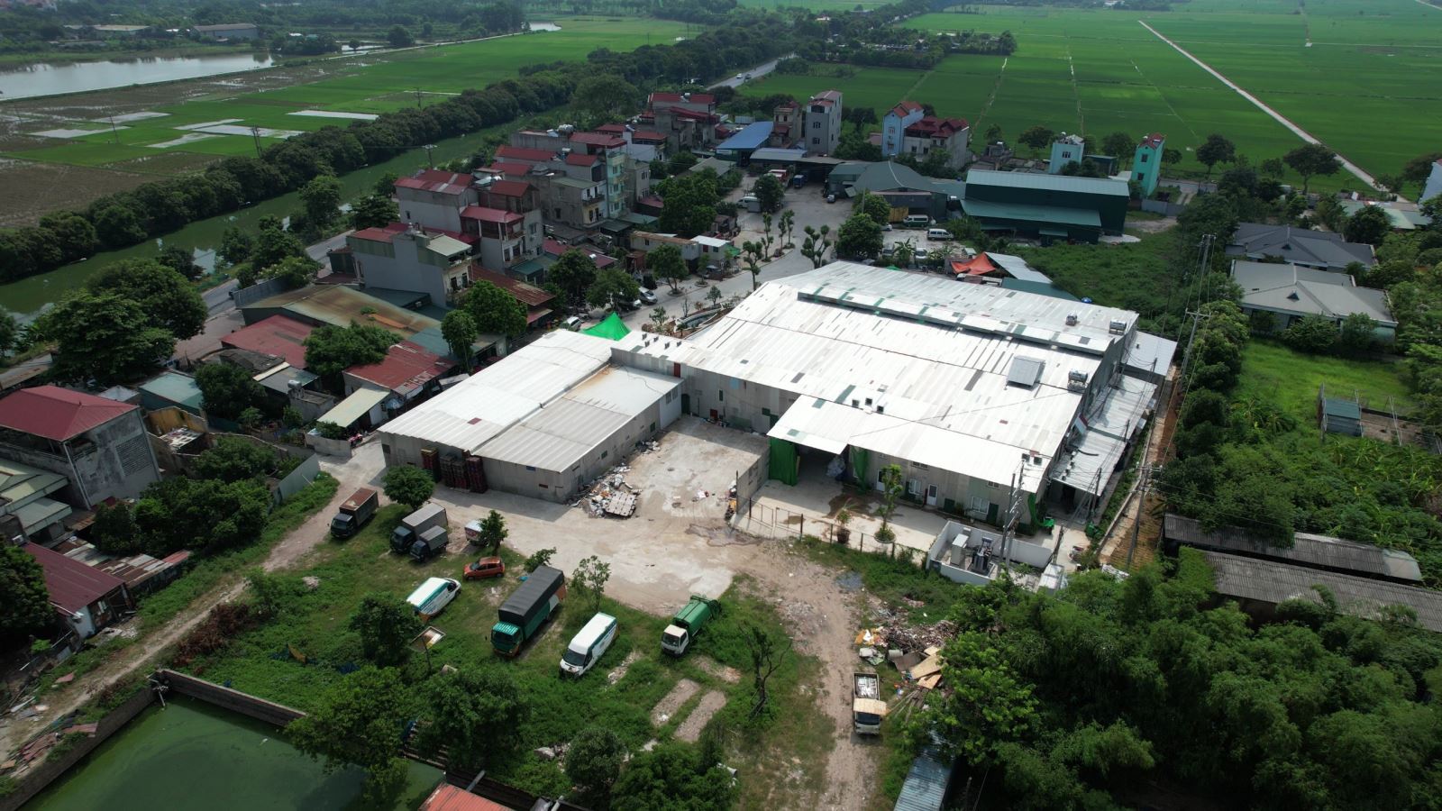 Ông Đào Văn Nhân đã tự ý chuyển đổi hàng nghìn mét vuông đất nông nghiệp thành các nhà xưởng.