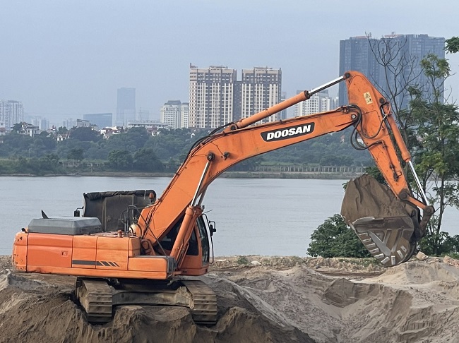 Hoạt động tập kết, trung chuyển cát sỏi vẫn diễn ra bất chấp các quy định của pháp luật.