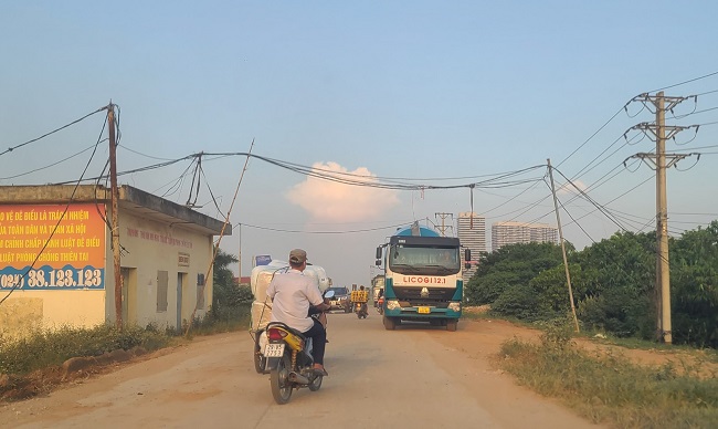 Mặc dù đê tả sông Hồng đã có biển báo giao thông quy định tải trọng nhưng những chiếc xe bê tông tươi ngang nhiên đi vào.