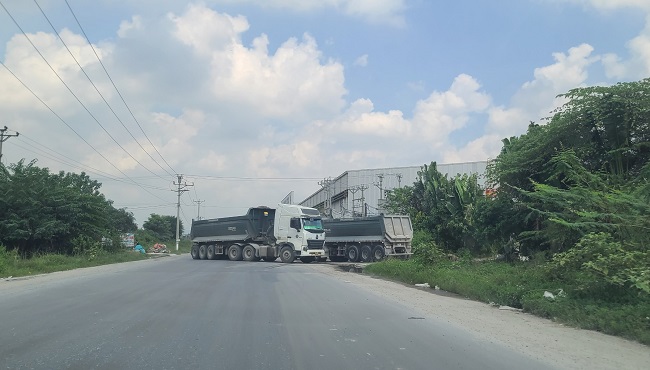 Những chiếc xe 6 chân ra vào khu vực trạm trộn bê tông Việt Đức.