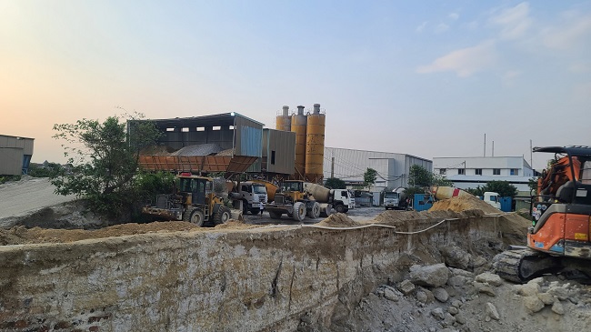 Công ty bê tông Chèm đổ chất thải rắn ngay bãi đất trống gần trạm trộn.