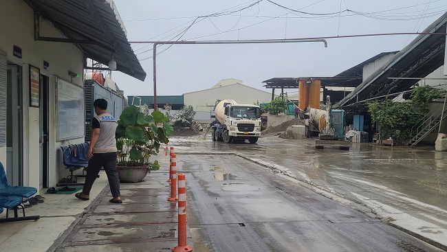 Những chiếc xe bồn trở bê tông tươi của Công ty Asean ngang nhiên xả nước thải trực tiếp ra môi trường.