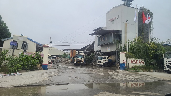 Trạm trộn bê tông Asean xả nước thải lênh láng chảy ra cả mặt đường.