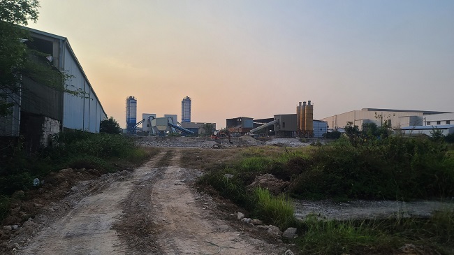 Lô đất trống ngay sau trạm trộn Chèm và Việt Đức đang bị biến thành nơi xả chất thải rắn từ bê tông.