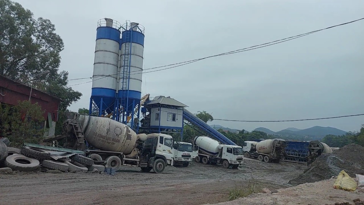 Trước đó trạm trộn bê tông Lục Ngạn tại thôn Đầm, xã Phượng Sơn đã bị UBND huyện yêu cầu dừng mọi hoạt động sản xuất.