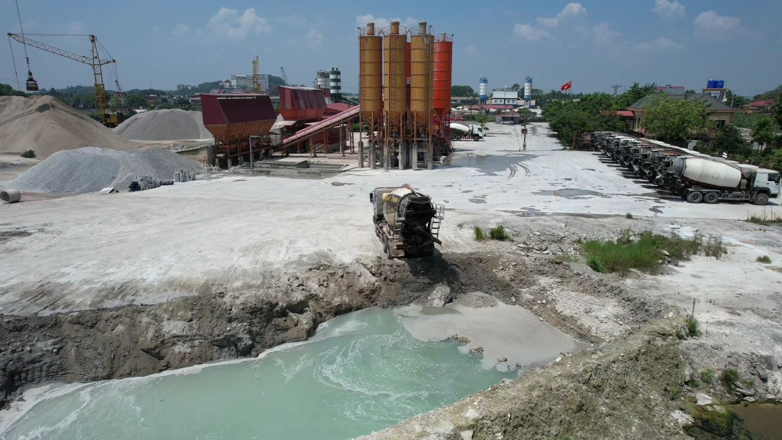 Các xe bê tông xả thải ra môi trường.