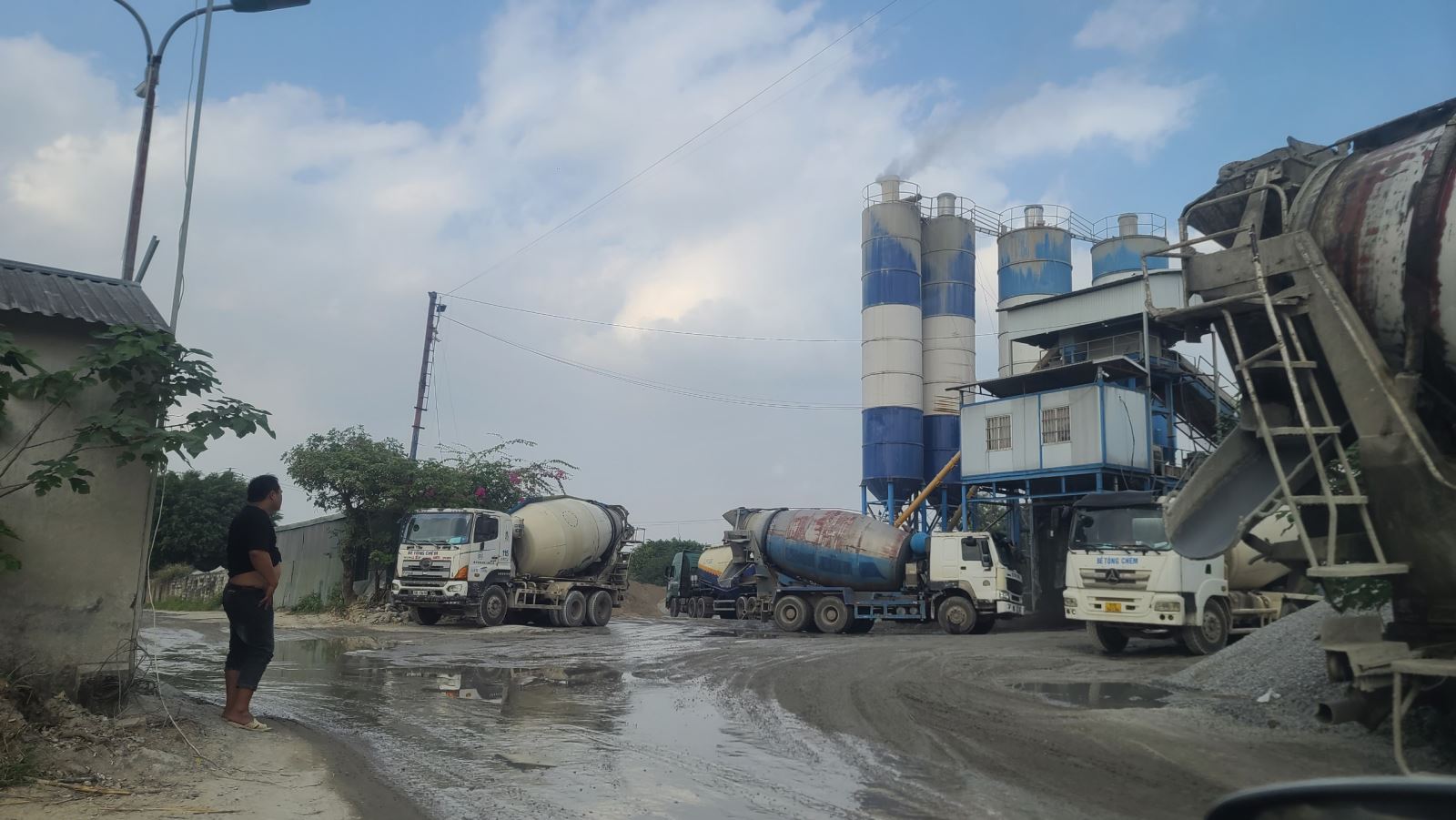 Những trạm trộn bê tông hoạt động gây ô nhiễm môi trường và tác động xấu tới đê điều.
