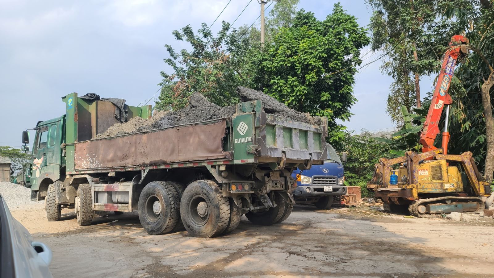 Xe chở chất thải rắn từ trạm trộn bê tông đưa ra đổ ngay ngoài bãi sông.