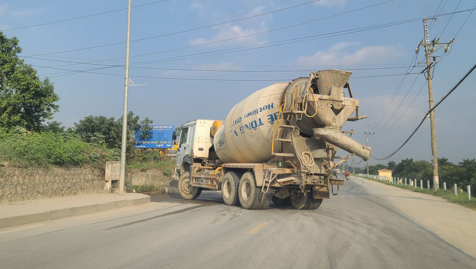 Những chiếc xe chở bê tông ngang nhiên chạy trên đường đê.