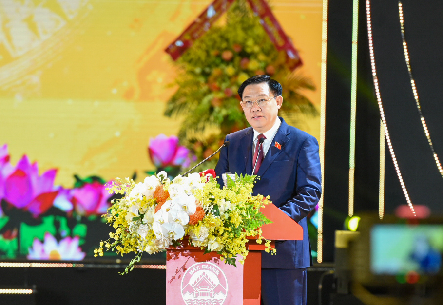 Chủ tịch Quốc hội phát biểu tại Lễ công bố Nghị quyết thành lập thị xã Việt Yên.