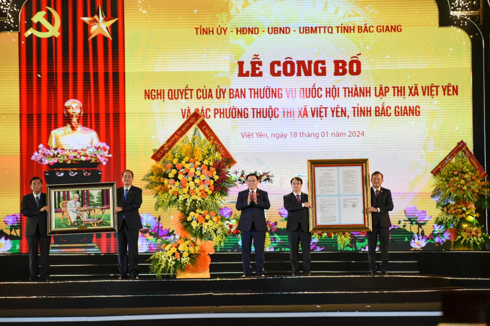 Chủ tịch Quốc hội Vương Đình Huệ đã trao Nghị quyết cho lãnh đạo huyện Việt Yên, Bắc Giang.