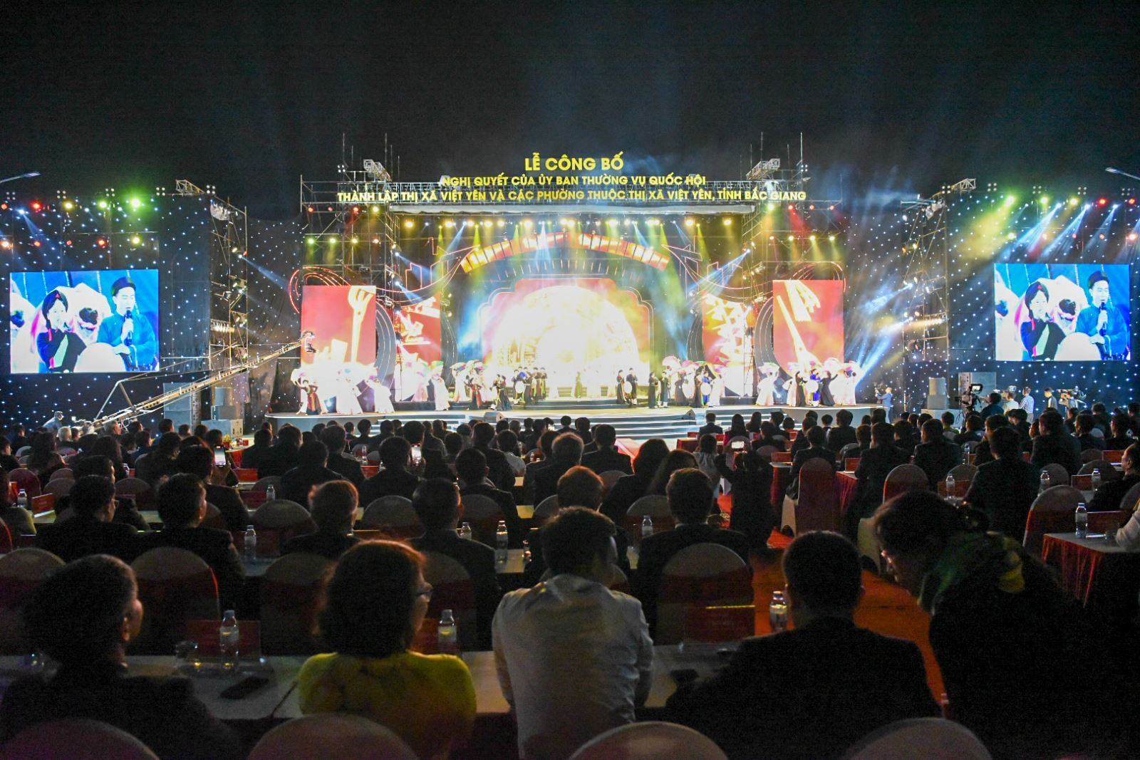 Chương trình được diễn ra tại Quảng trường Thân Nhân Trung.