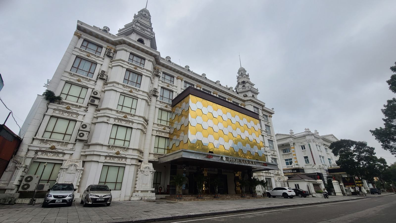 Khách sạn Phượng Hoàng, phố Phúc Sơn, phường Vũ Ninh, thành phố Bắc Ninh, tỉnh Bắc Ninh.