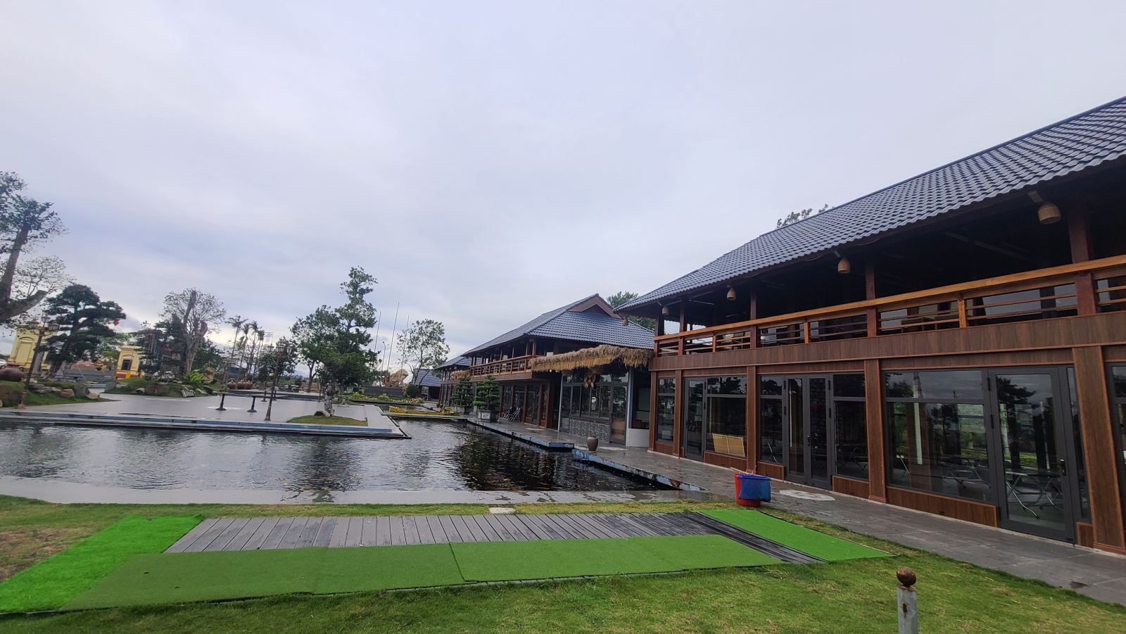 Một phần Trung tâm dạy nghề và sát hạch lái xe Đông Đô đã xây dựng nhiều công trình phụ trợ phục vụ ăn uống, nghỉ dưỡng.