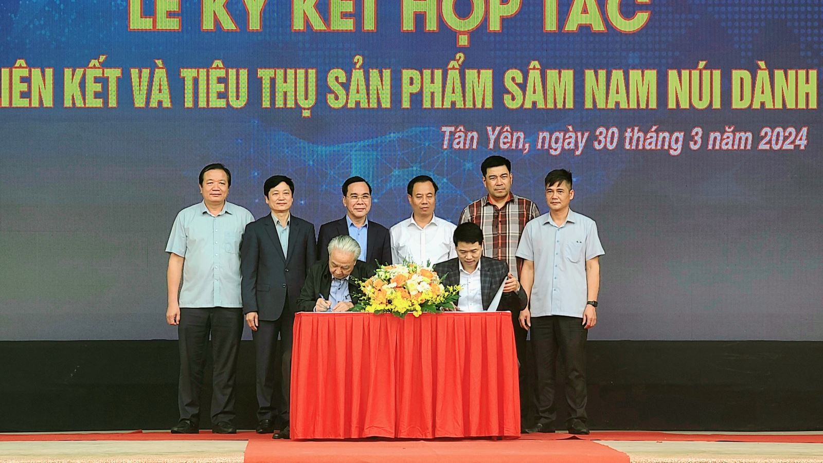 Lễ ký kết hợp tác kết nối và tiêu thụ Sam nam núi Dành.