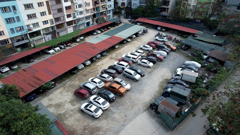 Bãi xe đối diện sân bóng tập thể B5.