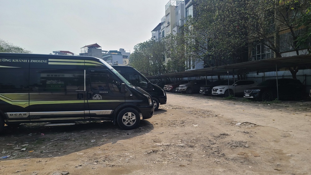 Bãi xe trong số 65 Phạm Thận Duật tiềm ẩn nguy cơ cháy nổ.