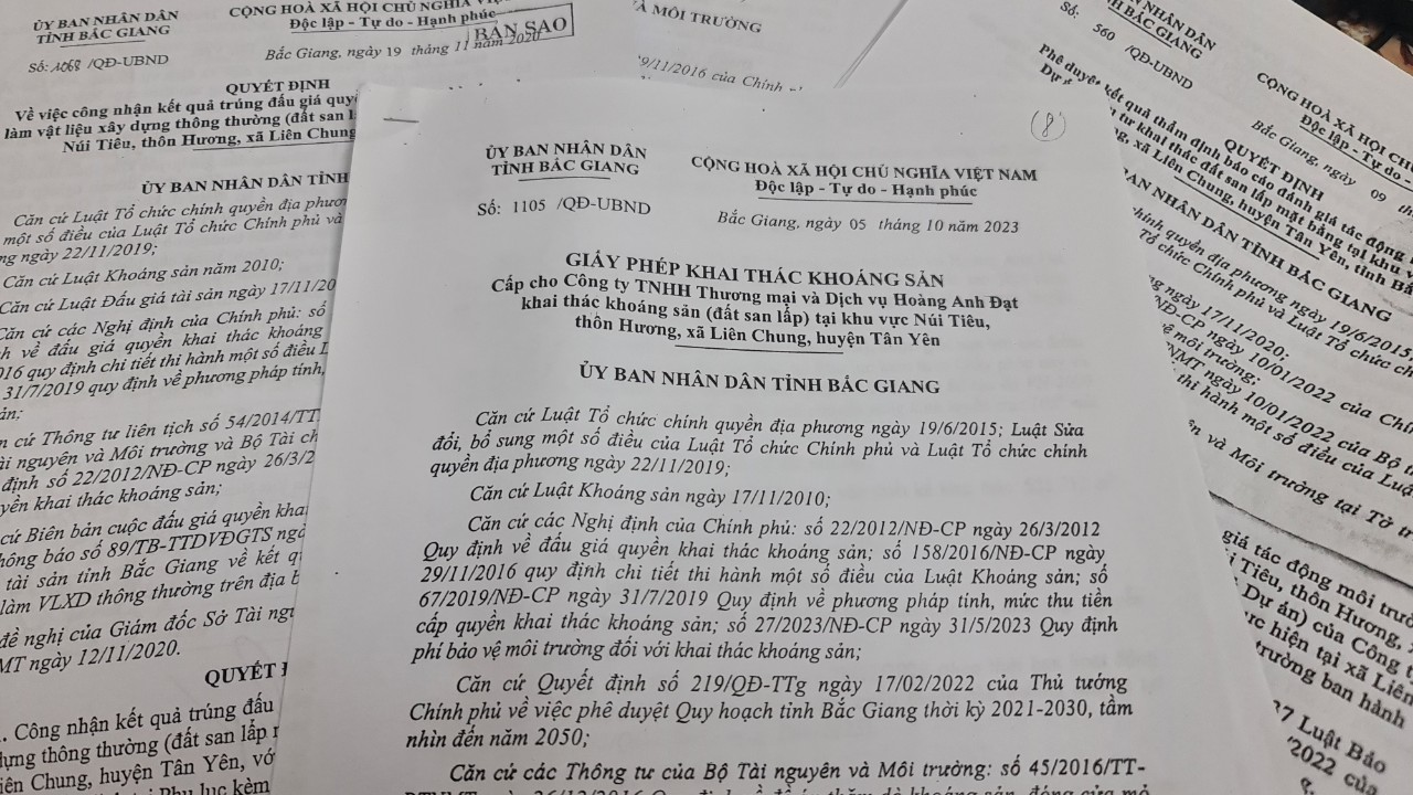 Giấy phép có nội dung Quy định Công ty Hoàng Anh Đạt phải hoàn thiện thủ tục thuê đất trước khi khai thác.