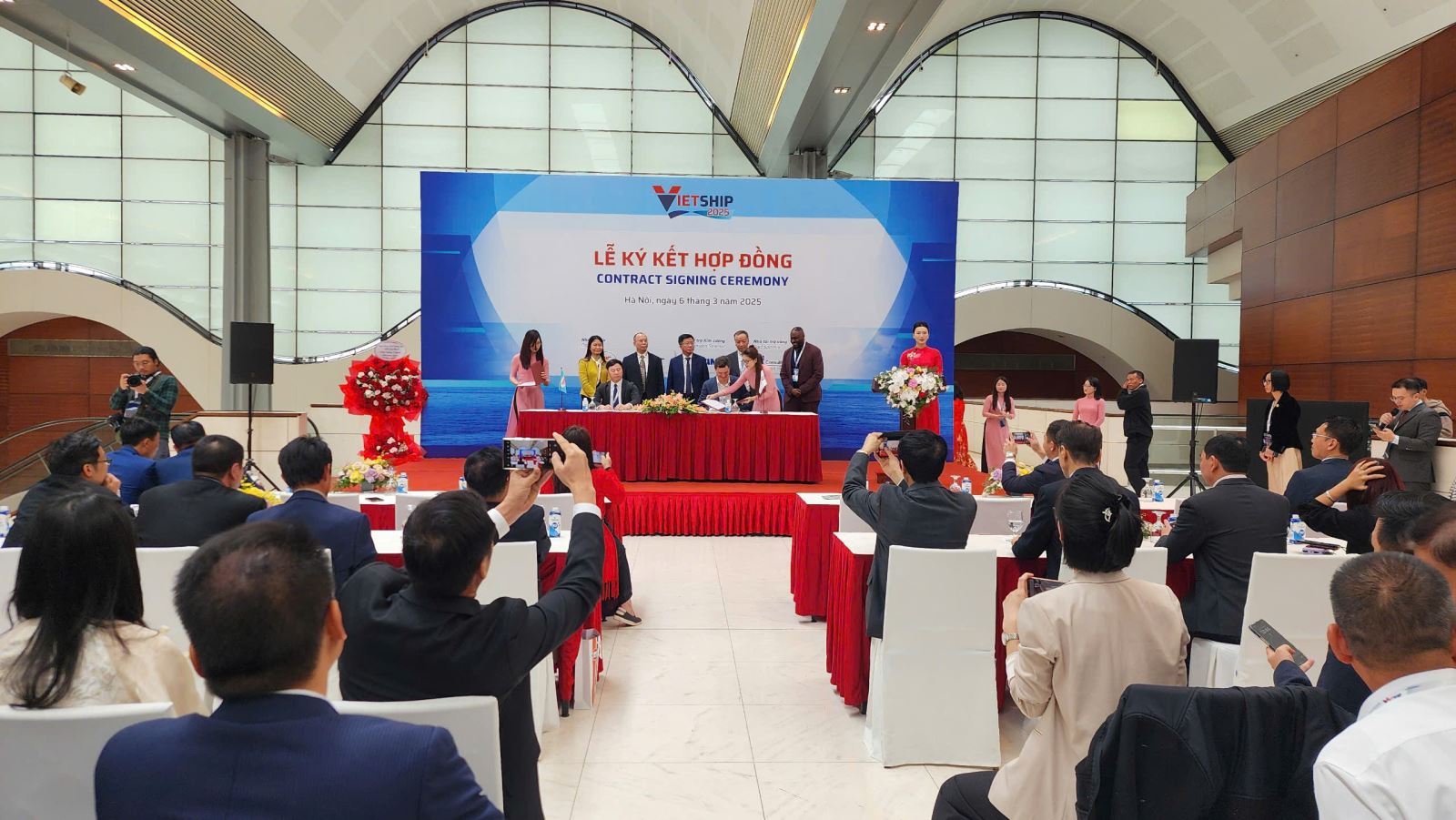 Toản cảnh lễ ký kết tại Triển lãm quốc tế lần thứ 10 về Công nghệ đóng tàu và Công trình ngoài khơi (Vietship 2025).