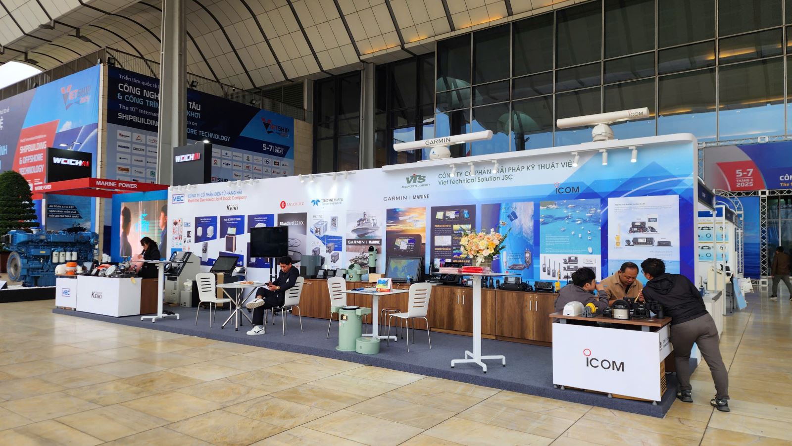 Nhiều gian hàng trưng bày thiết bị, công nghệ đóng tàu.