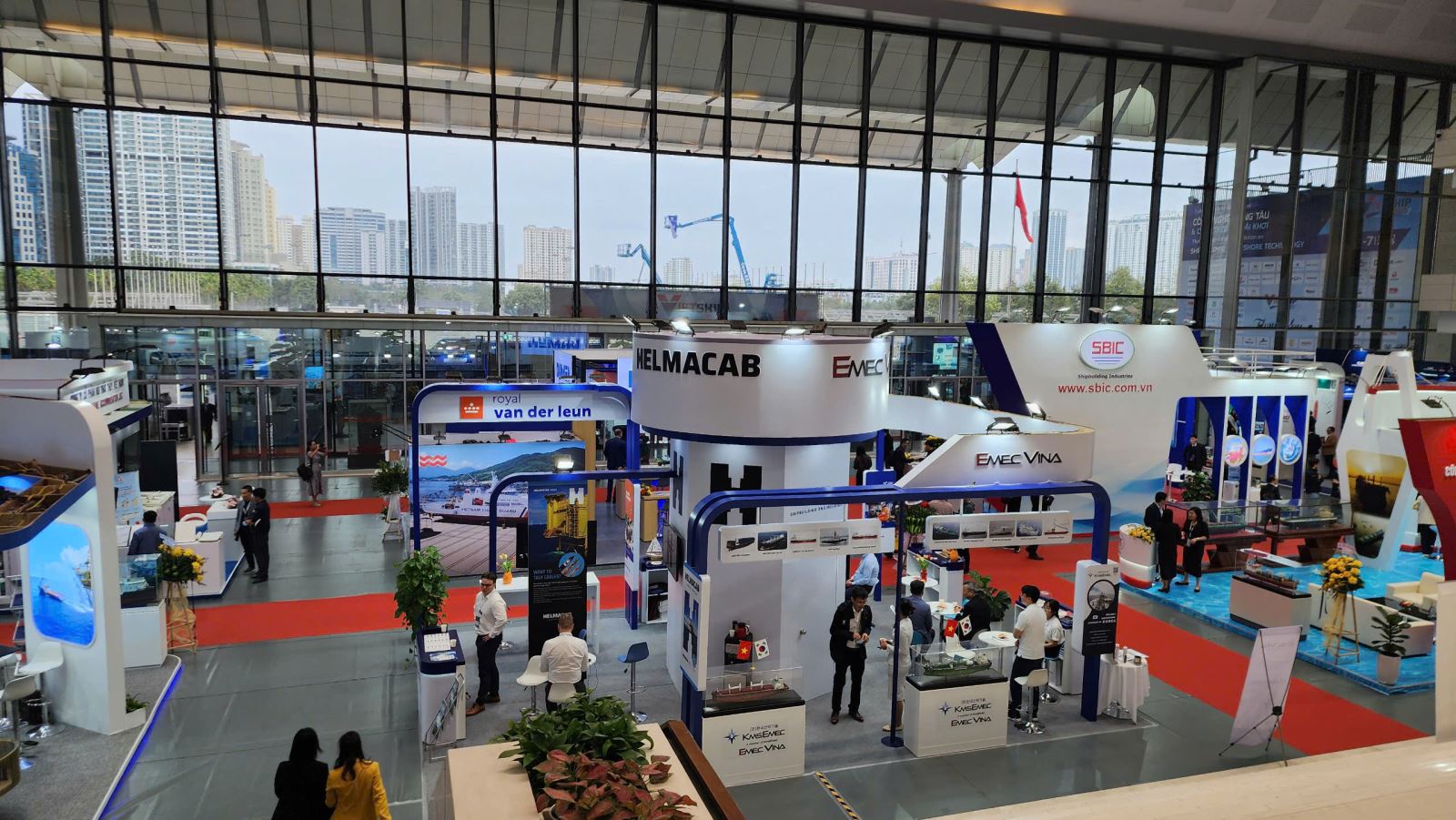 Triển lãm về công nghệ đóng tàu đang diễn ra tại Trung tâm hội nghị quốc gia.