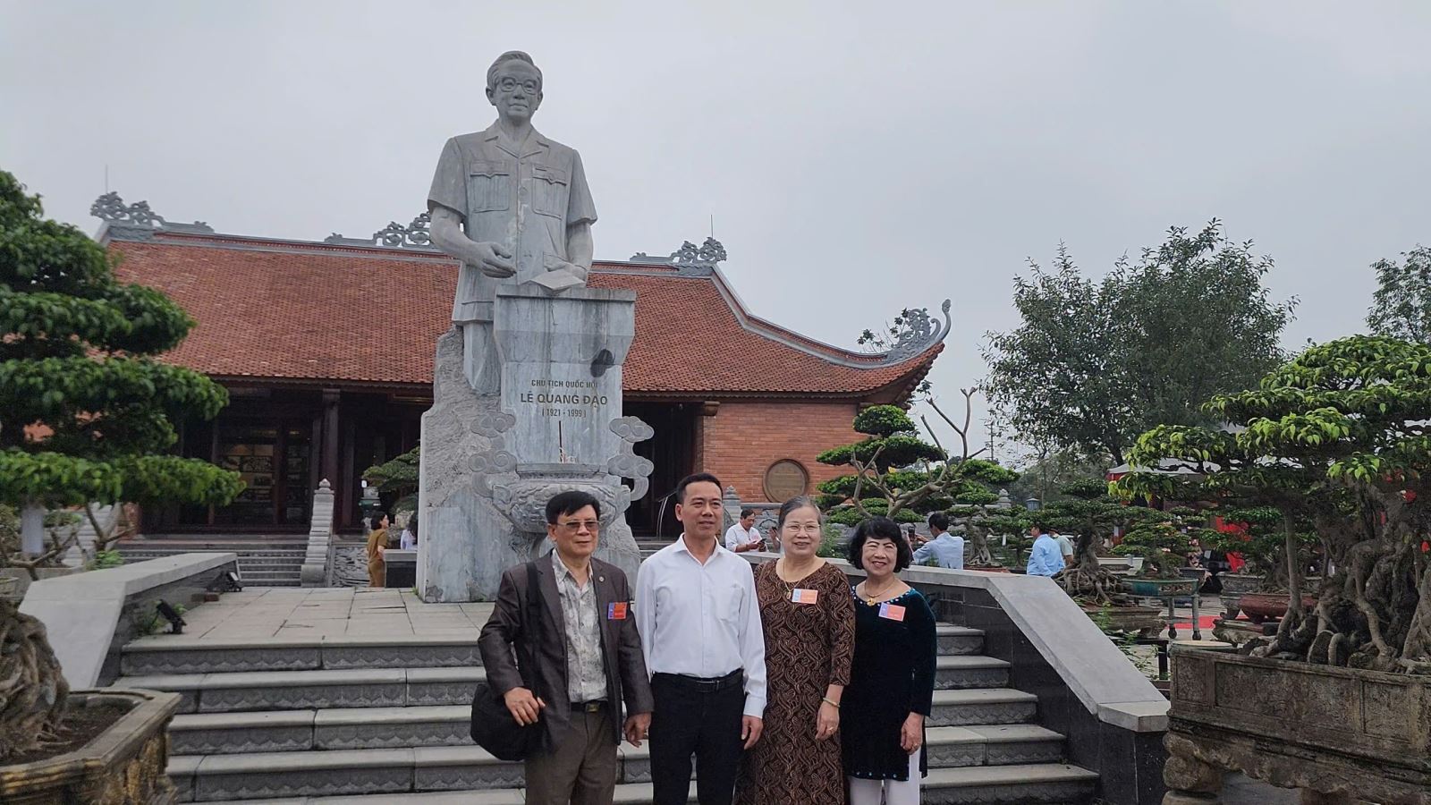 Nhiều du khách đến tham quan khu tưởng niệm Cố Chủ tịch Quốc hội - Lê Đức Thọ.