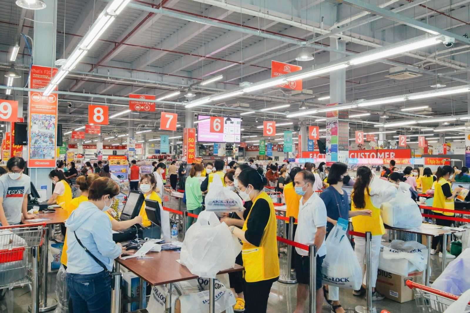 Cơ hội để khách hàng trải nghiệm không gian mua sắm “mát rượi” giữa mùa nắng.