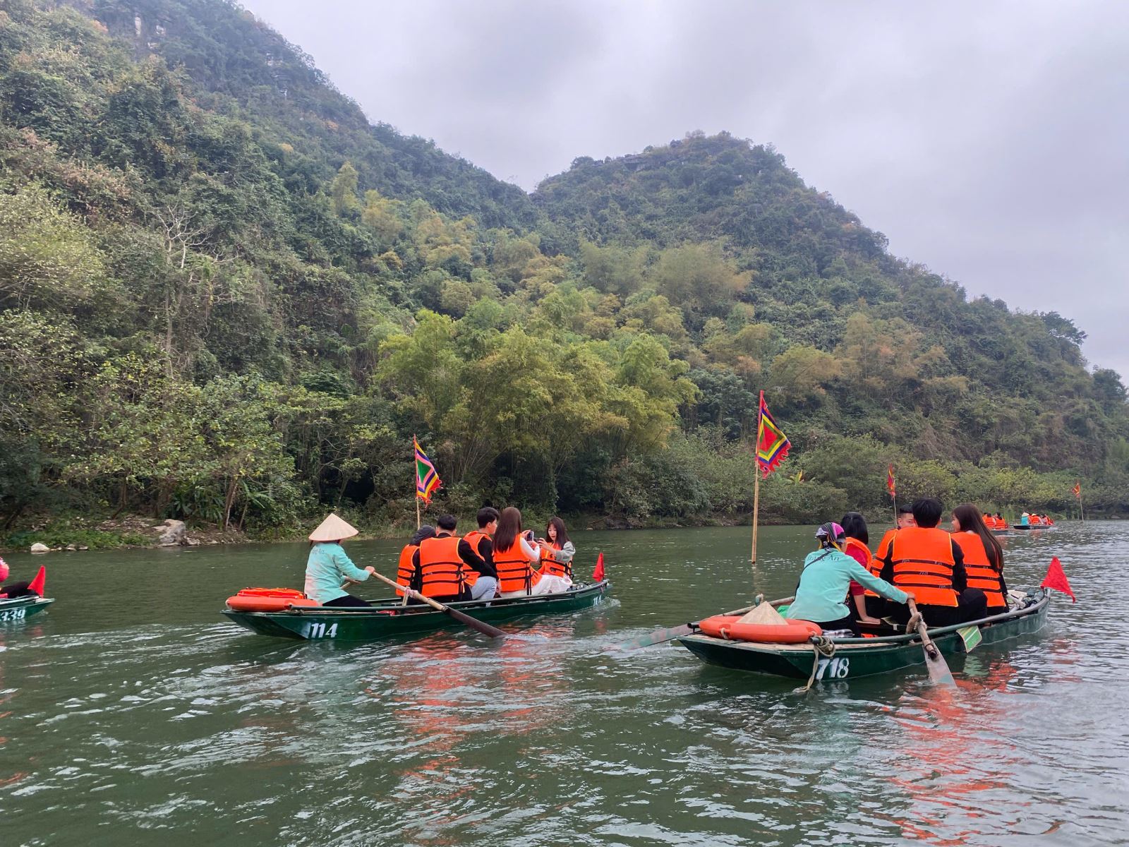 Để khám phá vẻ đẹp của Tràng An, du khách phải di chuyển bằng thuyền kéo dài hơn 2 tiếng.