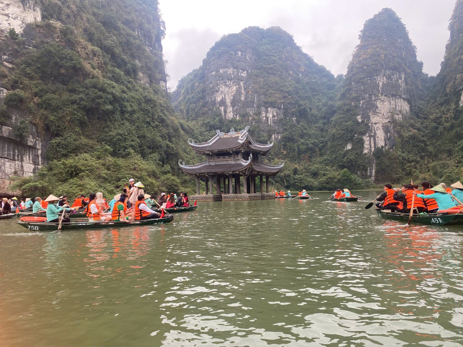 Thủy Đình - địa điểm hấp dẫn được các bạn trẻ check in.