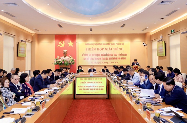 Toàn cảnh phiên họp giải trình về công tác quy hoạch, quản lý đất đai, trật tự xây dựng khu vực bãi sông, ngoài đê trên địa bàn thành phố. Ảnh: VGP