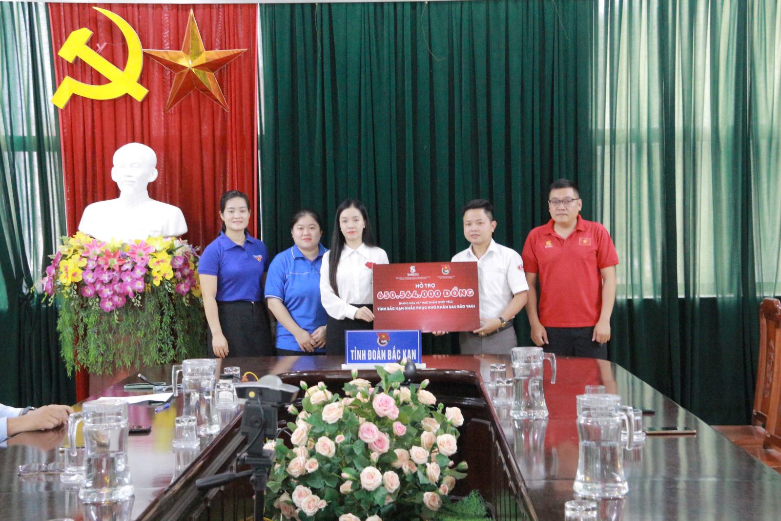 rung ương Đoàn TNCS Hồ Chí Minh phối hợp với Công ty Cổ phần Bia - Rượu - Nước giải khát Sài Gòn (SABECO) trao biển hỗ trợ cho đại diện Tỉnh đoàn Bắc Kạn.