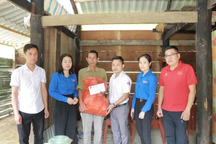Trung ương Đoàn TNCS Hồ Chí Minh cùng đại diện Công ty SABECO trực tiếp gặp gỡ, động viên, trao quà gồm nhu yếu phẩm và 3 triệu đồng tiền mặt tới 02 hộ gia đình có hoàn cảnh khó khăn, chịu ảnh hưởng do hoàn lưu cơn bão số 3 gây ra tại xã Cao Thượng (Ba Bể).