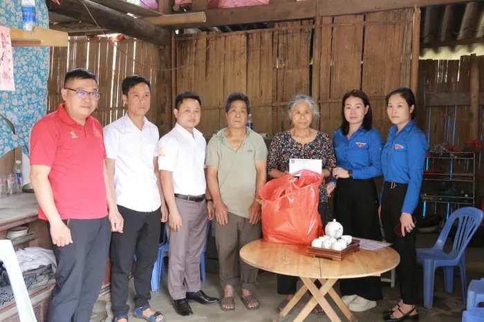 Trung ương Đoàn TNCS Hồ Chí Minh cùng đại diện Công ty SABECO trực tiếp gặp gỡ, động viên, trao quà gồm nhu yếu phẩm và 3 triệu đồng tiền mặt tới 02 hộ gia đình có hoàn cảnh khó khăn, chịu ảnh hưởng do hoàn lưu cơn bão số 3 gây ra tại xã Cao Thượng (Ba Bể).