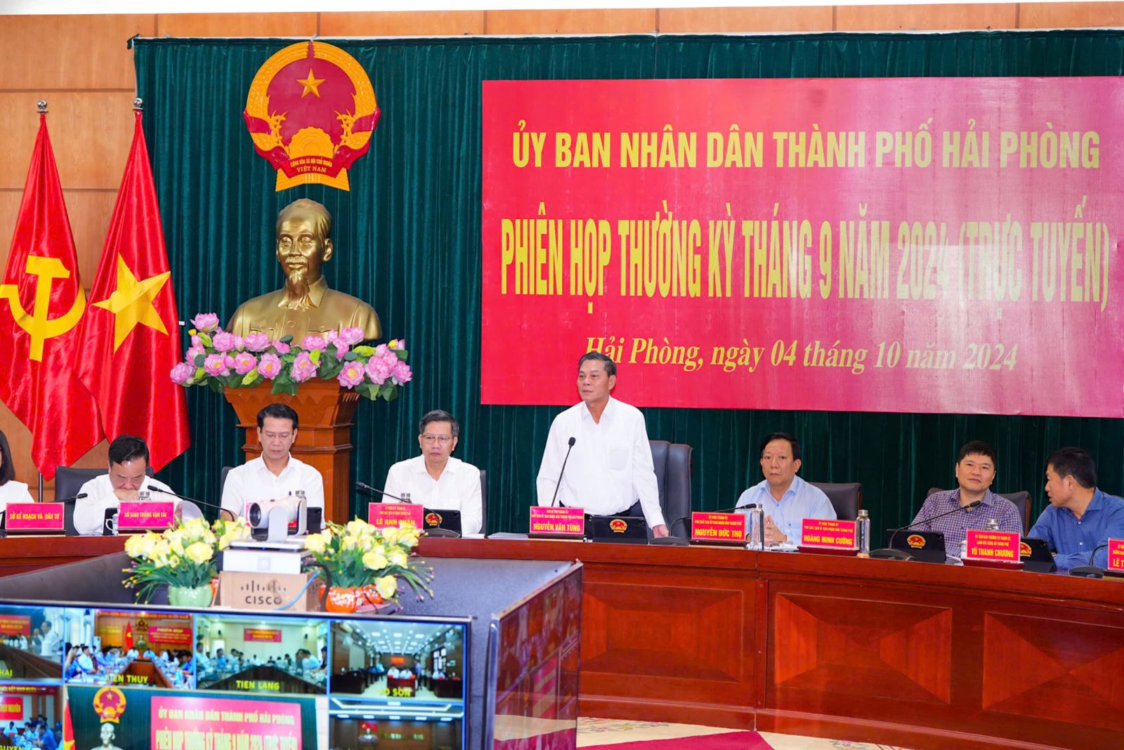 Chủ tịch UBND thành phố Nguyễn Văn Tùng nhấn mạnh tại Phiên họp thường kỳ tháng 9/2024: Để giữ mức 2 con số thì cần tập trung, đẩy nhanh tiến độ các dự án đầu tư công, dự án đầu tư ngoài ngân sách, thúc đẩy hoạt động sản xuất, kinh doanh./Ảnh haiphong.gov.vn