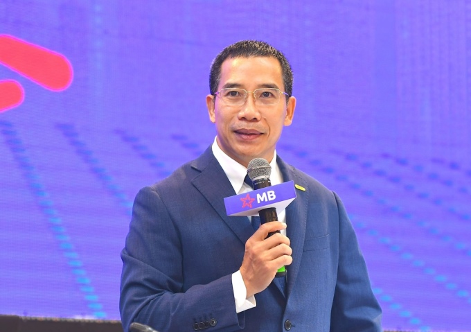 Ông Lưu Trung Thái, Chủ tịch MB trả lời câu hỏi của cổ đông, sáng 19/4. Ảnh: MB