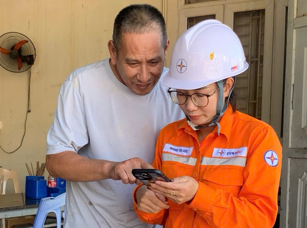 1.	Công nhân Điện lực Tp Uông Bí hướng dẫn khách hàng thanh toán tiền điện không dùng tiền mặt qua App chăm sóc khách hàng EVNNPC