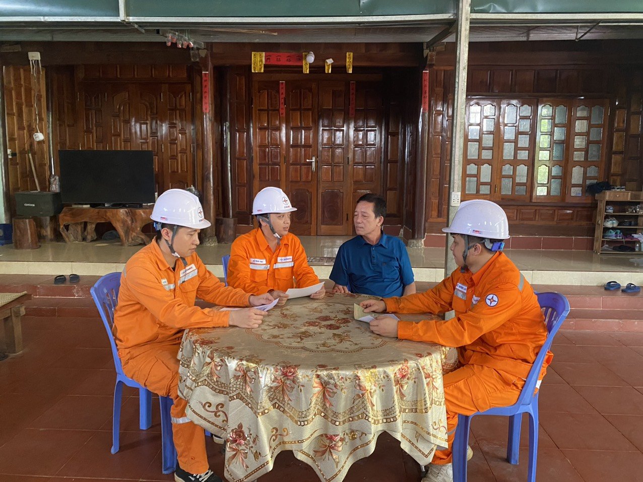 Cán bộ Điện lực tuyên truyền an toàn điện cho người dân