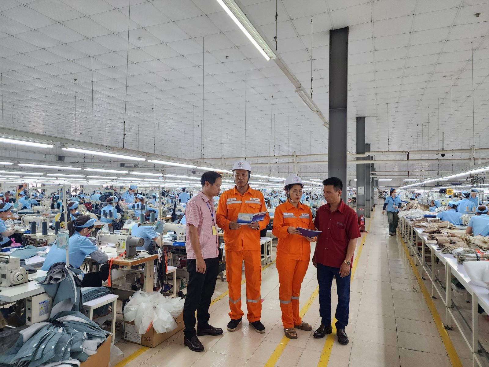 Cán bộ Điện lực Thành phố Tuyên Quang tuyên truyền sử dụng điện an toàn tiết kiệm tại Công ty may MSA YB
