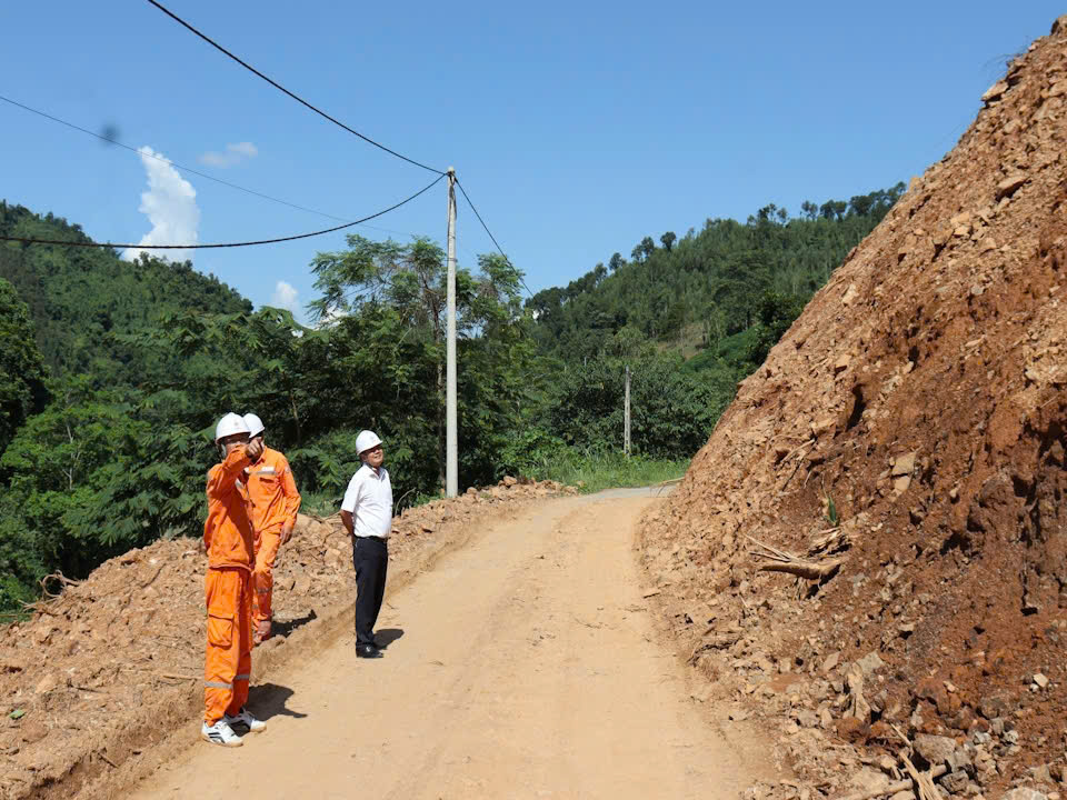 Ông Vũ Duy Khương - Phó Giám đốc PC Yên Bái kiểm tra điểm sạt lở trên tuyến đường dây 35kV cấp điện cho các xã Xuân Tầm, Phong Dụ Hạ và Phong Dụ Thượng – huyện Văn Yên