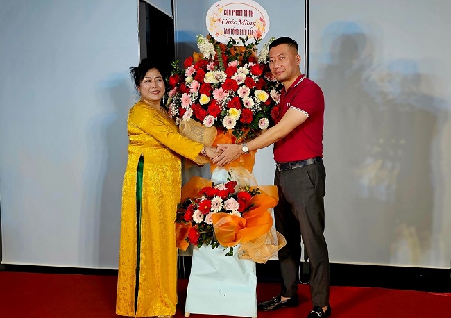 Các đại biểu tham dự buổi lễ tặng hoa chúc mừng tân Tổng Biên tập Tạp chí Văn hóa và Phát triển Nguyễn Thị Hoa. 