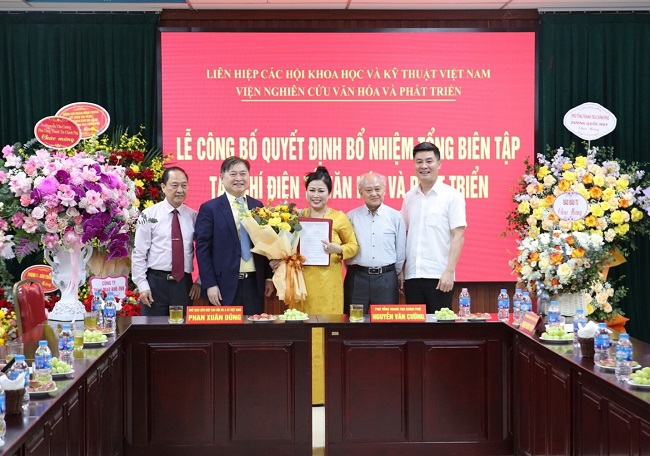 Ông Phan Xuân Dũng - Chủ tịch Liên hiệp các Hội Khoa học và Kỹ thuật Việt Nam trao quyết định bổ nhiệm Tổng Biên tập Tạp chí Văn hóa và Phát triển cho bà Nguyễn Thị Hoa.