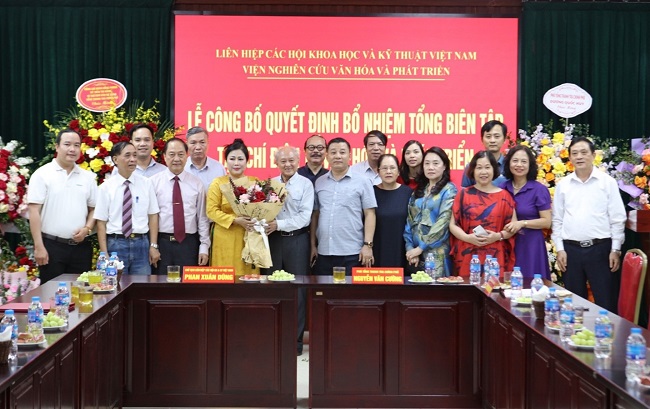 Lãnh đạo Ban Biên tập và các cán bộ phóng viên Tạp chí Văn hóa và Phát triển tặng hoa chúc mừng tân Tổng Biên tập Nguyễn Thị Hoa  Phó Tổng Thanh tra Chính phủ Nguyễn Văn Cường tặng hoa chúc mừng tân Tổng Biên tập Tạp chí Văn hóa và Phát triển Nguyễn Thị Hoa.  Tổng Biên tập Báo Đầu tư Lê Trọng Minh tặng hoa chúc mừng tân Tổng Biên tập Tạp chí Văn hóa và Phát triển Nguyễn Thị Hoa.  Tổng Biên tập Tạp chí Thanh tra Nguyễn Văn Lương tặng hoa chúc mừng tân Tổng Biên tập Tạp chí Văn hóa và Phát triển Nguyễn Thị Hoa.   Phó Tổng Biên tập Báo Thanh tra Đỗ Công Định tặng hoa chúc mừng tân Tổng Biên tập Tạp chí Văn hóa và Phát triển Nguyễn Thị Hoa.   Giám đốc Cổng Thông tin điện tử Thanh tra Chính phủ Nguyễn Đức Thắng tặng hoa chúc mừng tân Tổng Biên tập Tạp chí Văn hóa và Phát triển Nguyễn Thị Hoa.    Các đại biểu tham dự buổi lễ tặng hoa chúc mừng tân Tổng Biên tập Tạp chí Văn hóa và Phát triển Nguyễn Thị Hoa. 